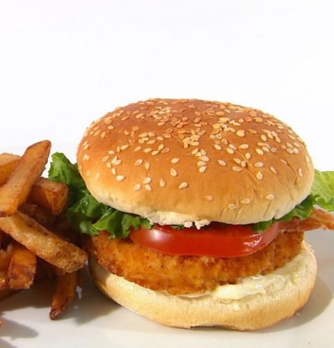 Burgers de poitrine de poulet panés, épicés, non cuits (assaisonnés)