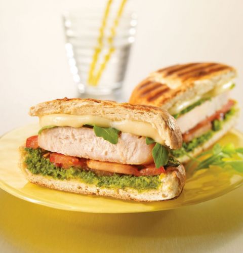 Burgers de poitrine de poulet panés, entièrement cuits