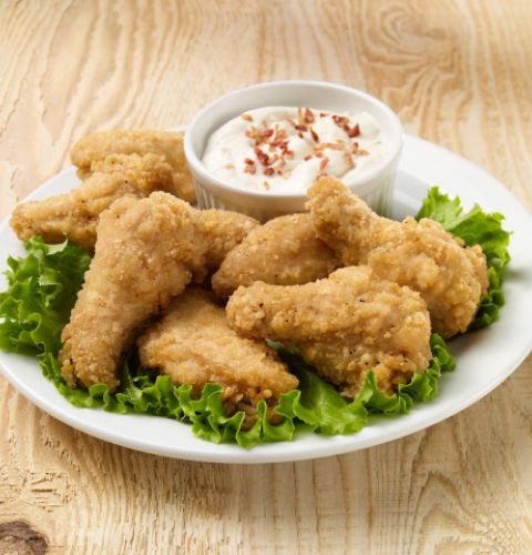 Ailes de poulet saupoudrées, larges, coupées, entièrement cuites (assaisonnées)