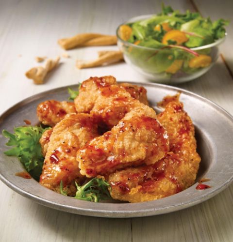 Ailes de poulet saupoudrées, coupées, assaisonnées et entièrement cuites